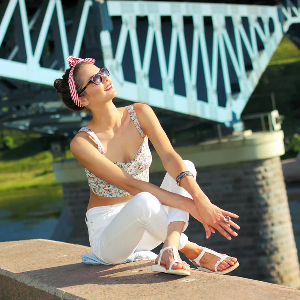 Frau in der Nähe von Brücke — Stockfoto