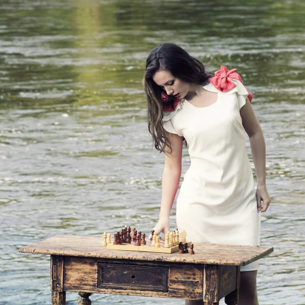Chica jugando ajedrez —  Fotos de Stock
