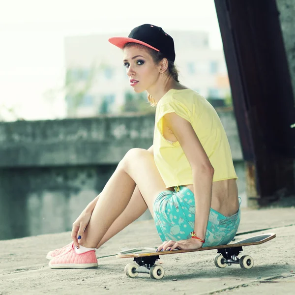 滑板的女人 — 图库照片