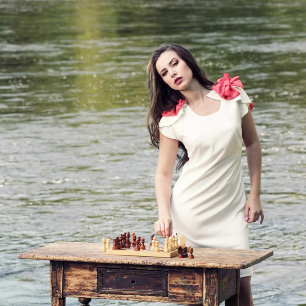 Flicka spela schack — Stockfoto