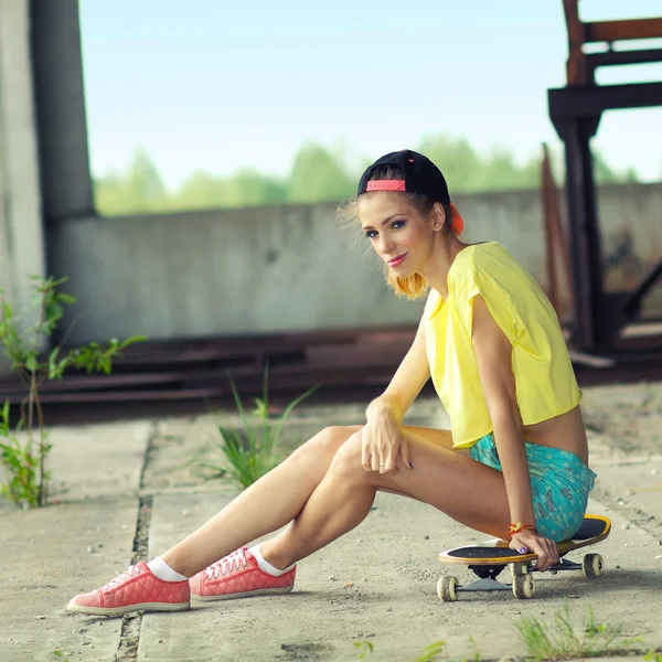 Vrouw met skateboard — Stockfoto