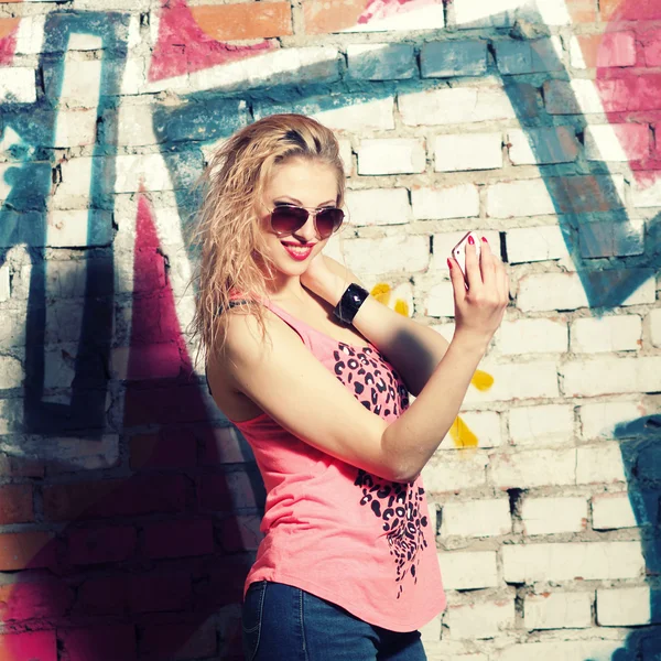 Vrouw bij graffiti muur — Stockfoto