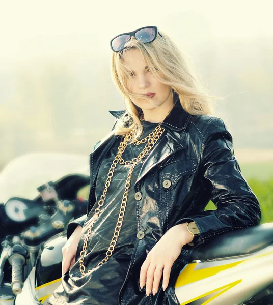 Femme sur moto — Photo