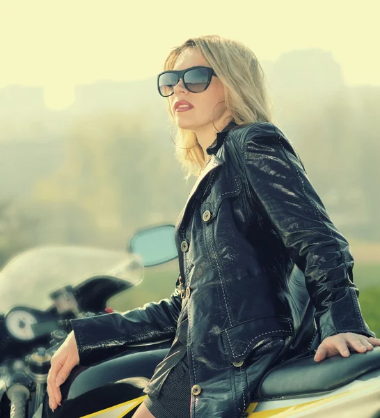 Vrouw op motorfiets — Stockfoto