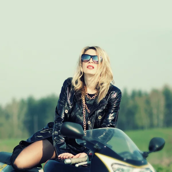 Motosikletli kadın — Stok fotoğraf