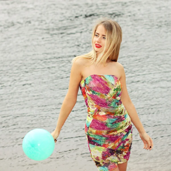Kvinna på strand med ballong — Stockfoto