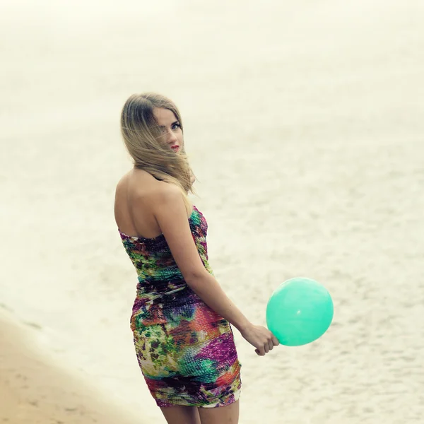 Frau am Strand mit Luftballon — Stockfoto