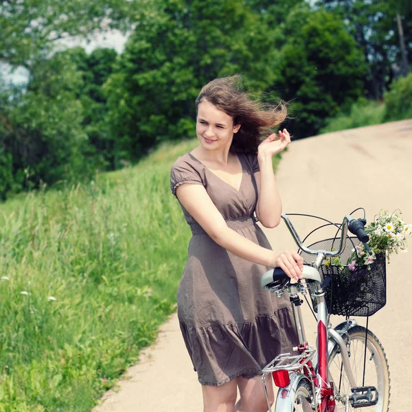 Hipster flicka med cykel — Stockfoto