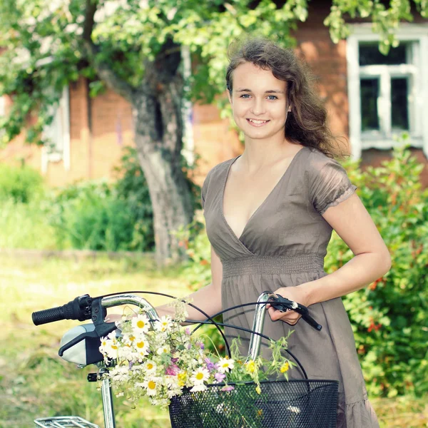 Hipster flicka med cykel — Stockfoto