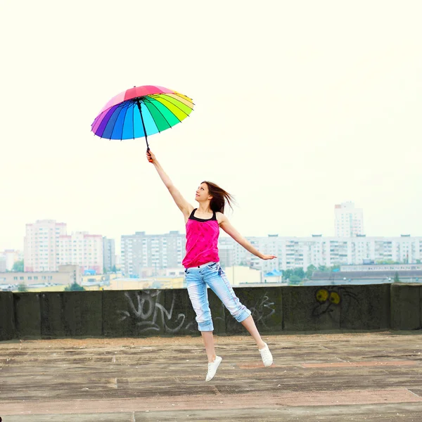 屋顶上的雨伞的女孩 — 图库照片