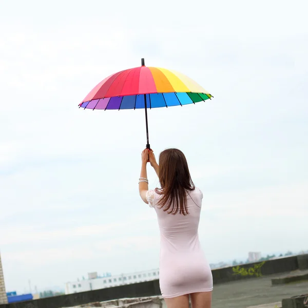 屋顶上的雨伞的女孩 — 图库照片