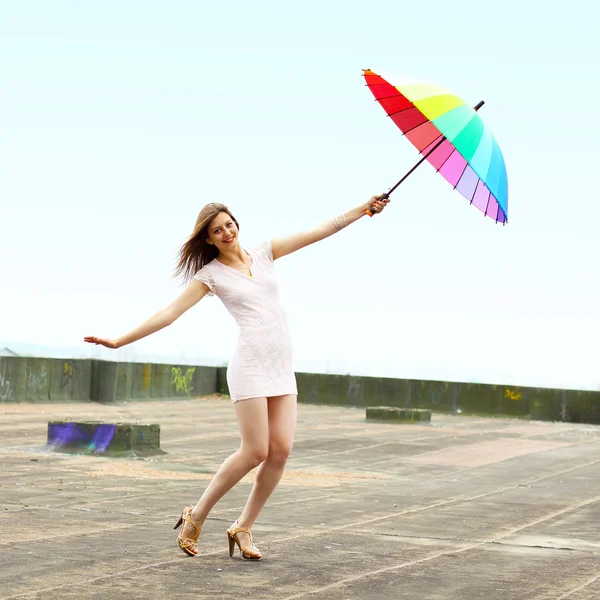 Flicka med paraply på taket — Stockfoto