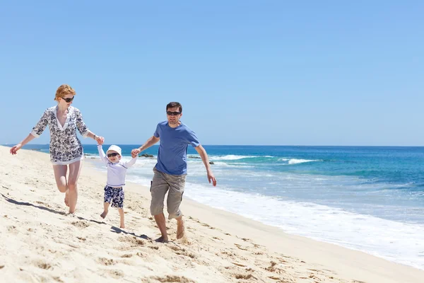 Family at the beach — Stock Photo, Image