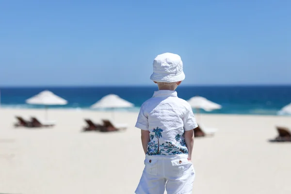 Copil mic pe plajă — Fotografie, imagine de stoc
