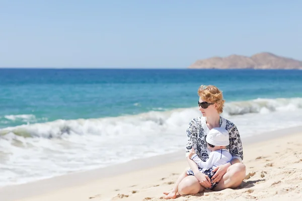 Mother and son at the beach — Stock Photo, Image