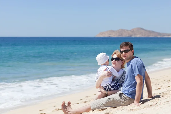 Familia en la playa —  Fotos de Stock