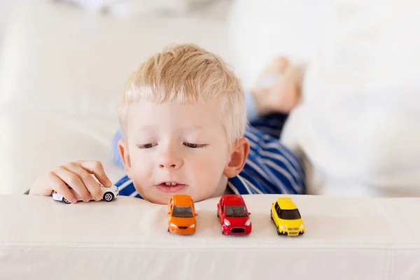 Toddler plays toy cars — Stock Photo, Image