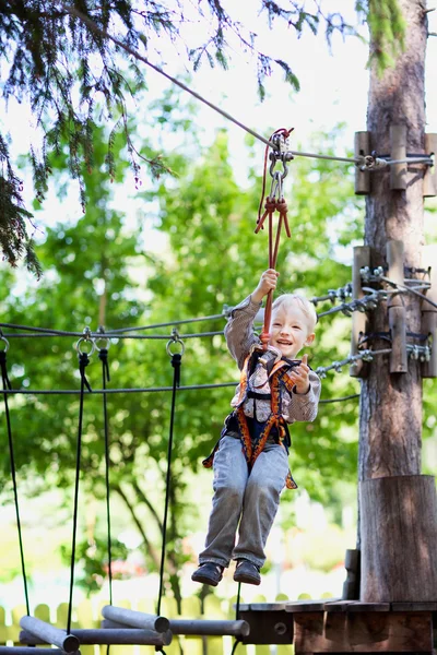 Маленький хлопчик ziplining — стокове фото