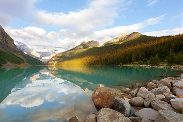 Lago Louise ao nascer do sol — Fotografia de Stock