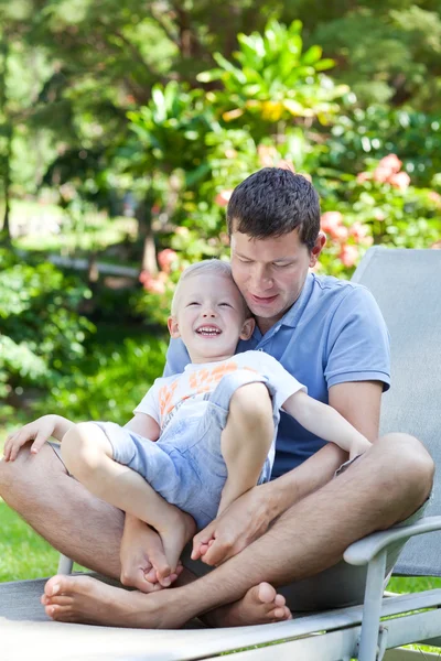 Family of two at hawaii vacation — Stock Photo, Image