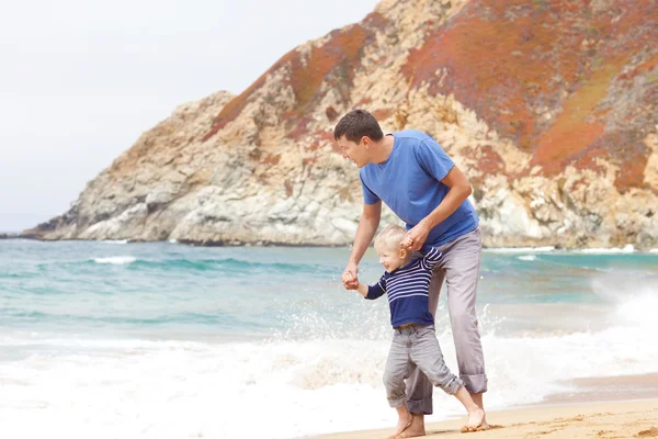 Baba ve oğul sahilde. — Stok fotoğraf