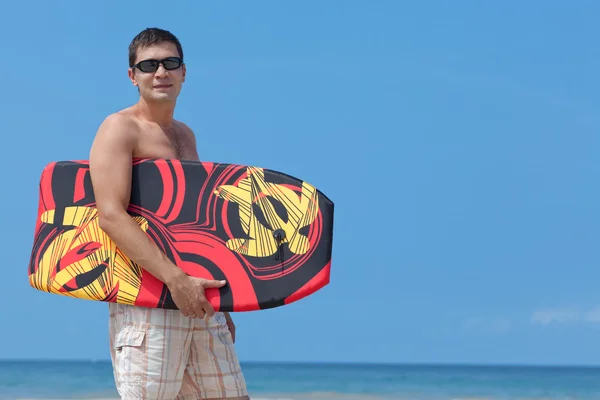 Giovane con boogie board — Foto Stock