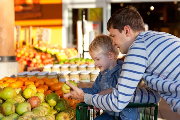 Famiglia al mercato — Foto Stock