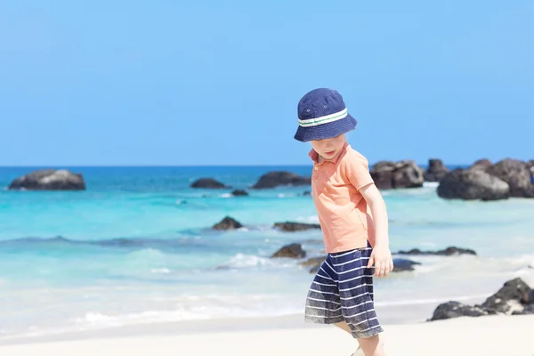 Niño pequeño en la playa —  Fotos de Stock