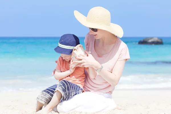 Mother and her son at a beach — Stock Photo, Image