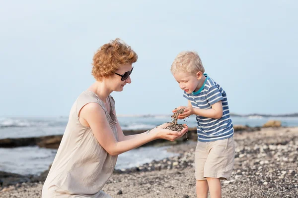 Lindo chico en la playa con su madre — Foto de Stock