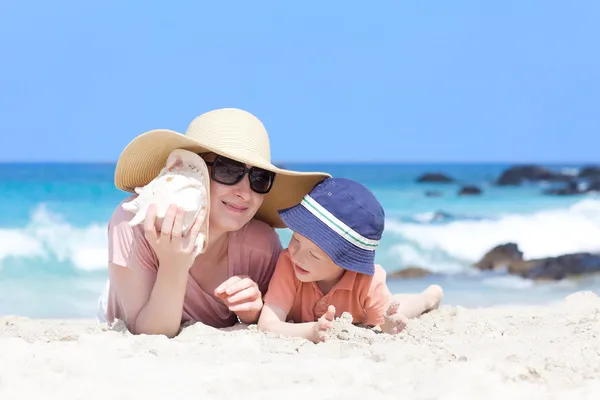 Madre e suo figlio in spiaggia — Foto Stock