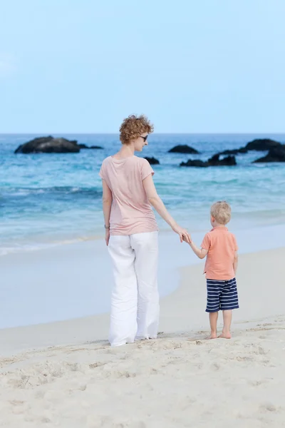 Madre e hijo en la playa —  Fotos de Stock