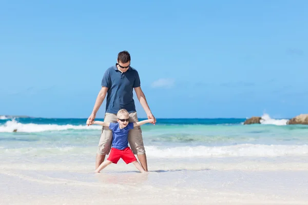 Familie am tropischen Strand — Stockfoto