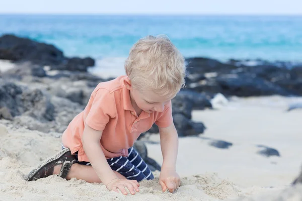 Niño en la playa — Foto de Stock