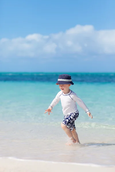 Menino na praia tropical — Fotografia de Stock