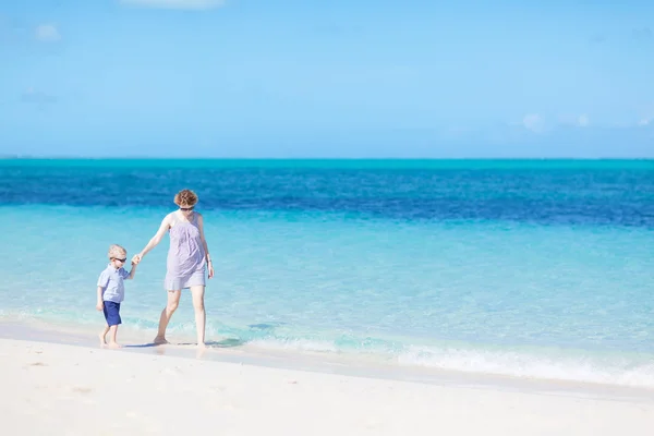 Familie am perfekten Strand — Stockfoto