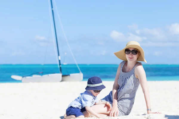 Family at the beach — Stock Photo, Image