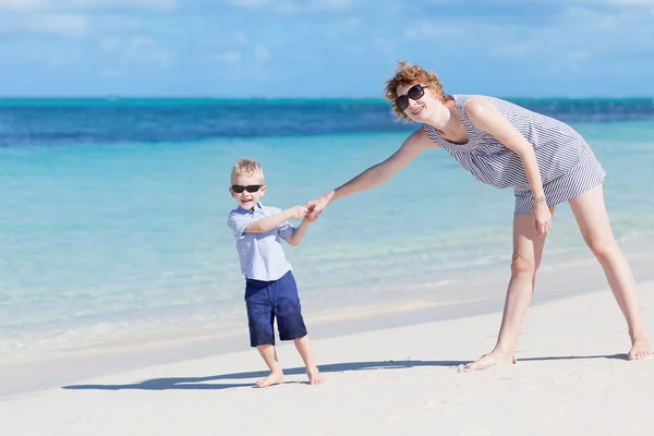 Famille à la plage — Photo