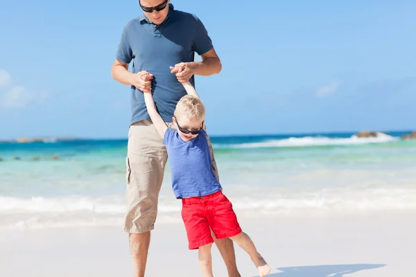 Familia en la playa — Foto de Stock