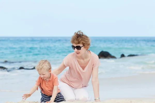 Family of two at the beach — Stock Photo, Image