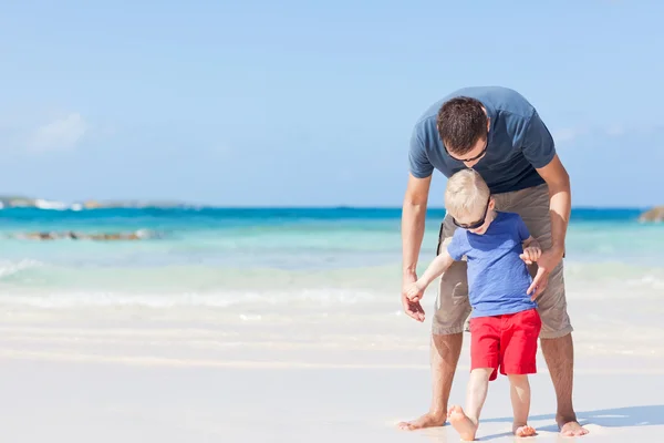 Family at the beach — Stock Photo, Image