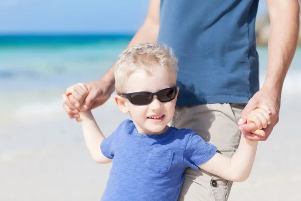 Liten pojke på stranden — Stockfoto