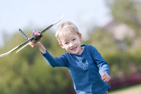 Ребенок играет с самолетом — стоковое фото