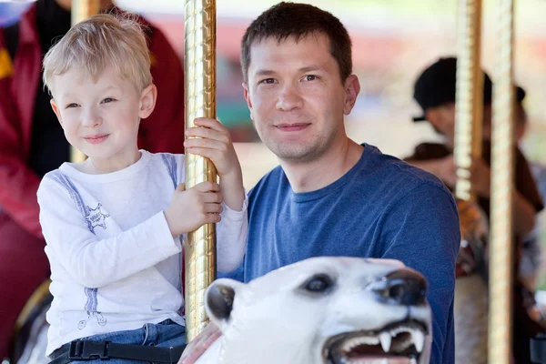 Familie in het amusement park — Stockfoto