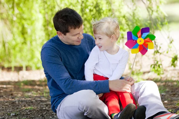 Famiglia al parco — Foto Stock