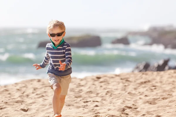 Menino na praia — Fotografia de Stock