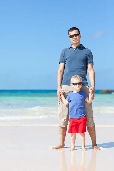 Familjen av två på stranden — Stockfoto