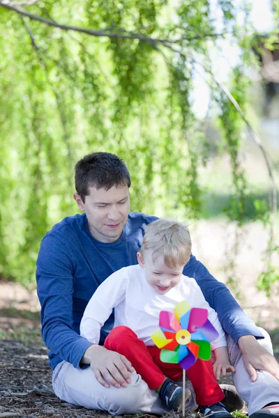 Famille au parc — Photo