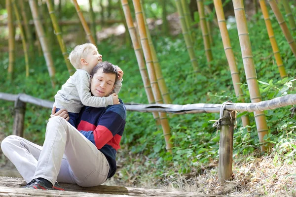 Famille de deux personnes en plein air — Photo