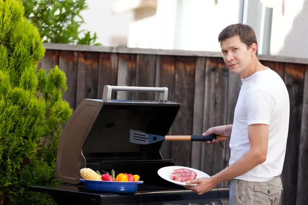 Людина, grilling продукти харчування — стокове фото